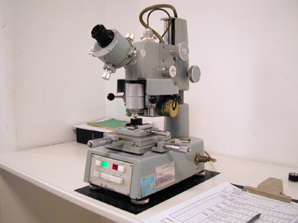 Microdurometro Vickers SHIMADZU Type M